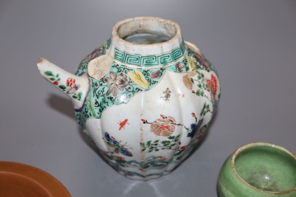 A Chinese famille verte teapot (a.f.) and four other Chinese pieces, tallest 13cm